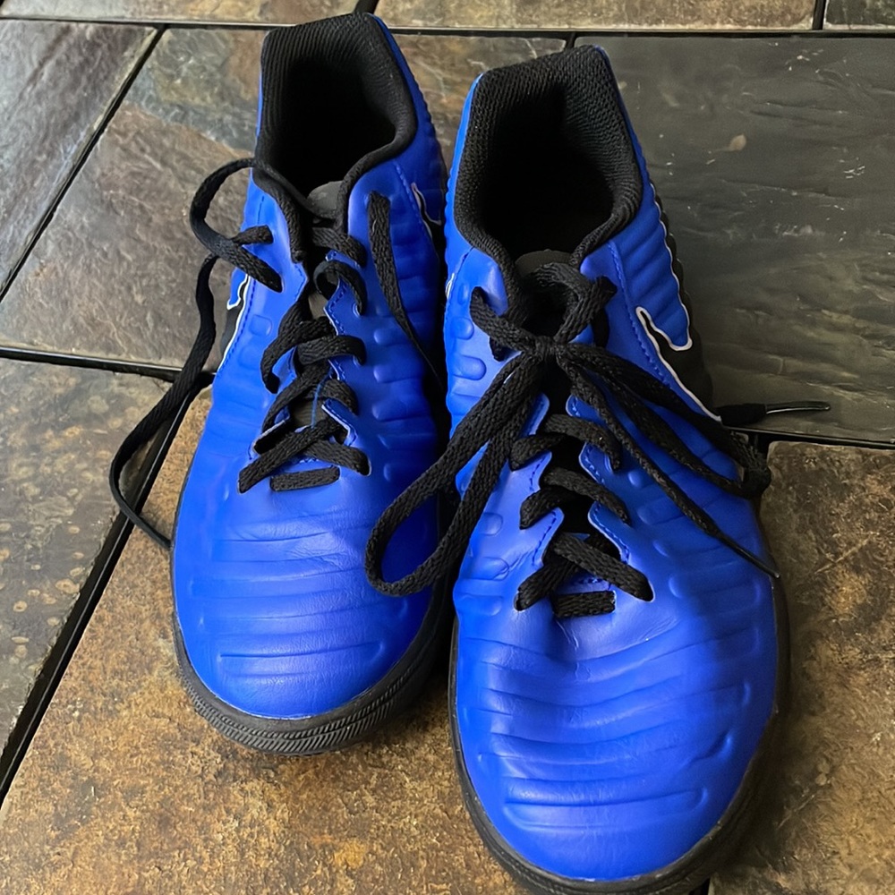 Nike Tiempo indoor soccer shoes size 5 youth - Picture 2 of 7